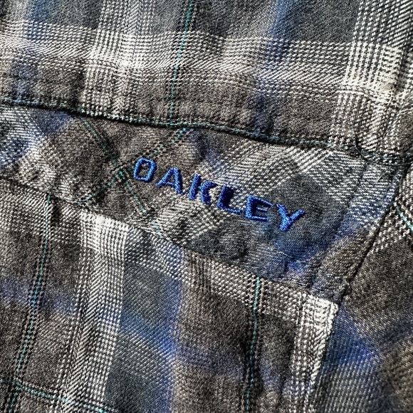 Oakley button up - Picture 2 of 4